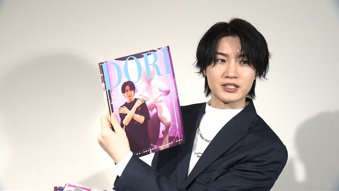 俳優 桜田通 おなかからくるってほんとだったんだ 30歳になって感じた体の変化 大好きなポケモンと撮った写真を見せる桜田さん 画像詳細