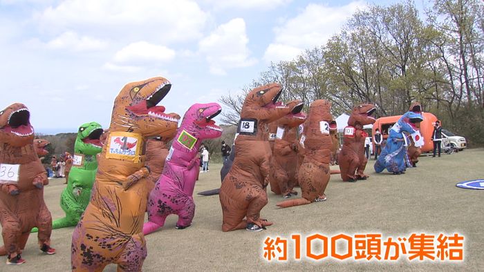 “ティラノサウルス”鳥取県に集結　レース開催で坂道を疾走