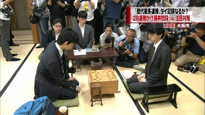 藤井四段 大一番の勝負飯は「とじうどん」