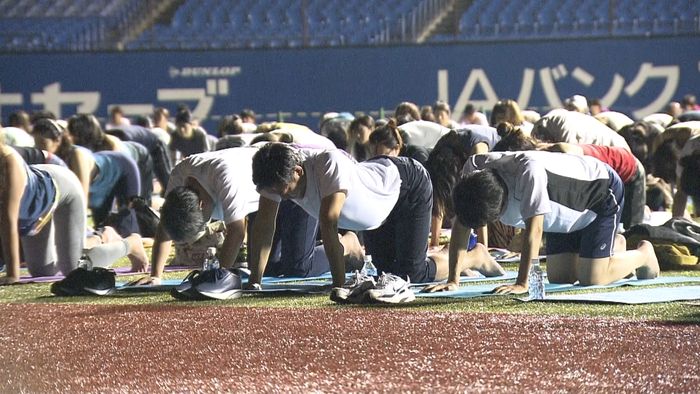 神宮球場で1300人が「ナイトヨガ」