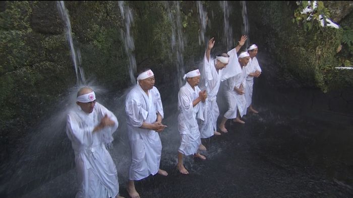 気温０℃の中で滝に…富山・上市町で寒修行