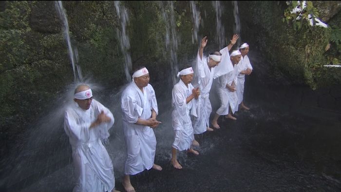 気温0℃の中で滝に…富山・上市町で寒修行