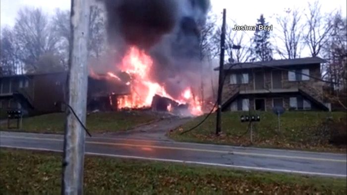 小型機が住宅街に墜落、9人死亡か 米