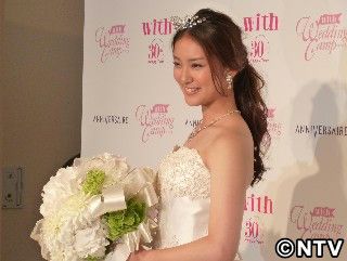 武井咲 初のウエディングドレス姿を披露