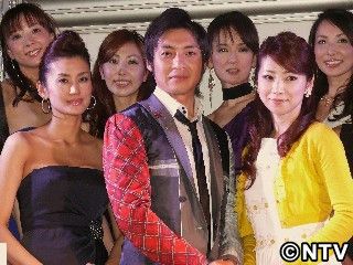 つるの剛士、美魔女10人に囲まれて大汗