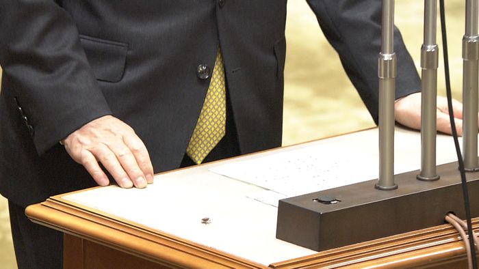 カメムシが…菅首相の答弁阻む