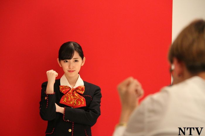 鈴木愛理、銀行員姿で「応援したい」