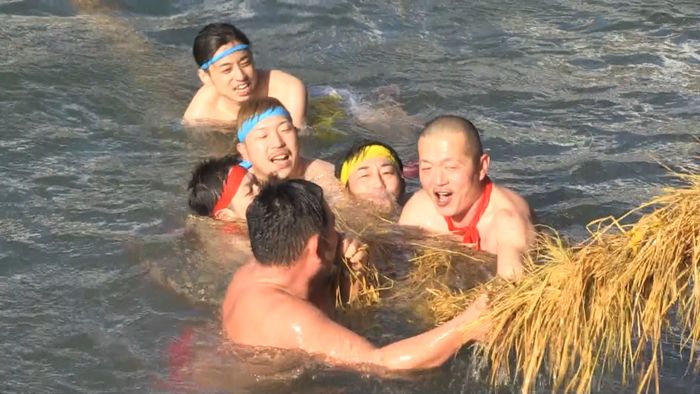 男たち運河に飛び込み『水中綱引き』　福井