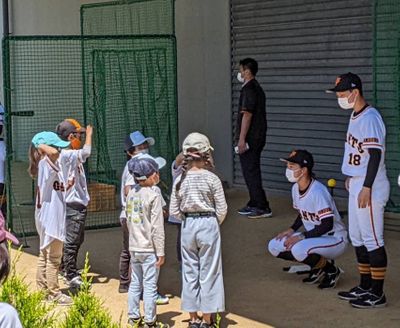 巨人 女子選手が子どもたち対象に野球体験教室 かわいい と笑顔も 巨人 女子選手が子どもたち対象に野球体験教室 かわいい と笑顔も
