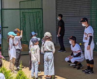 巨人 女子選手が子どもたち対象に野球体験教室 かわいい と笑顔も