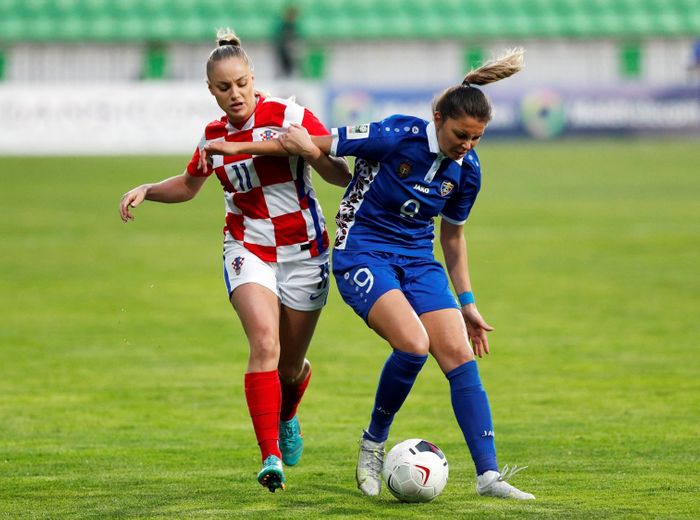 世界で最も美しいサッカー選手 と称されるクロアチアの女子代表選手の悩み 23fifa女子w杯欧州予選で戦うマルコビッチ選手 赤のユニホーム 写真 ロイター アフロ 画像詳細