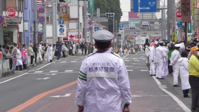 聖火リレー「聖火守るため聖火に背を向け」