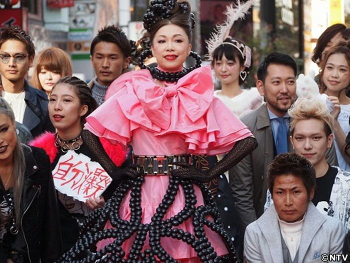 野宮真貴“故郷”渋谷で錦飾り「うれしい」