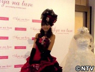 酒井彩名、新作Wドレス発表。出産に意欲「作る予定あります」