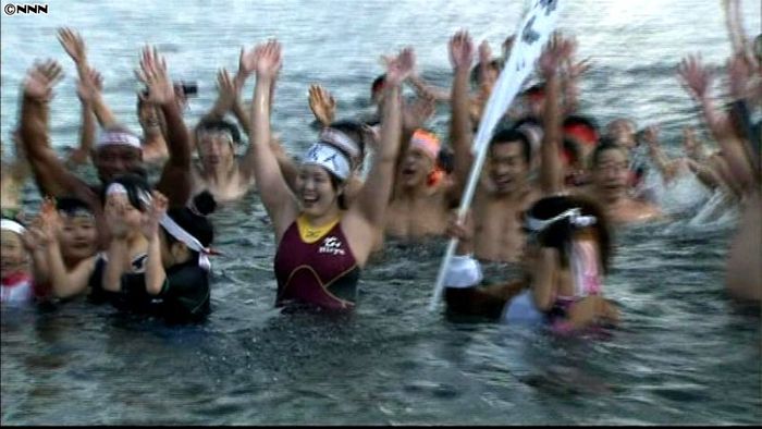 水温15℃!新成人祝って寒中水泳 熱海市