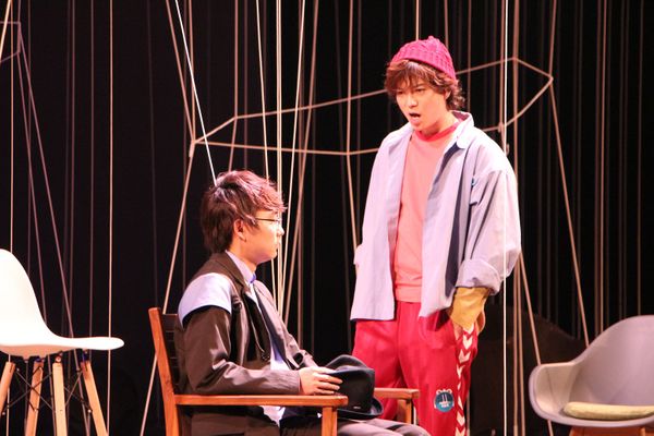 紘を演じる須賀健太さん（左）、一を演じる加藤シゲアキさん（右）