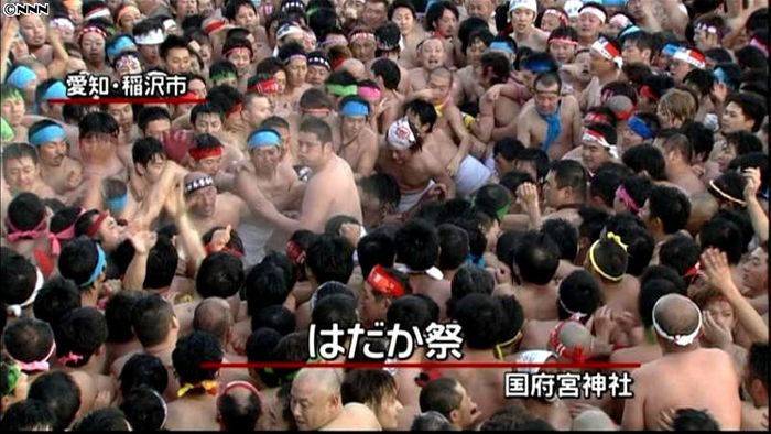 1200年の伝統 はだか男9000人殺到
