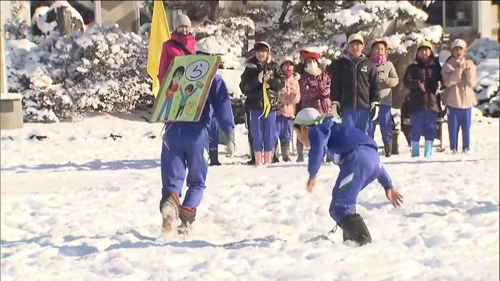 雪の積もる校庭でジャンボカルタ大会 宮城