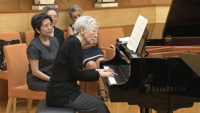 皇后さま 静養先でピアノ演奏