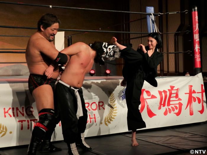 三吉彩花、現役プロレスラーにハイキック!