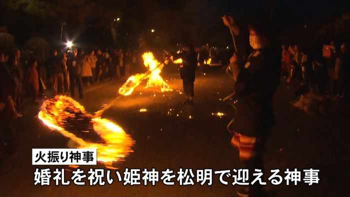 阿蘇神社で「火振り神事」 夜の闇照らし