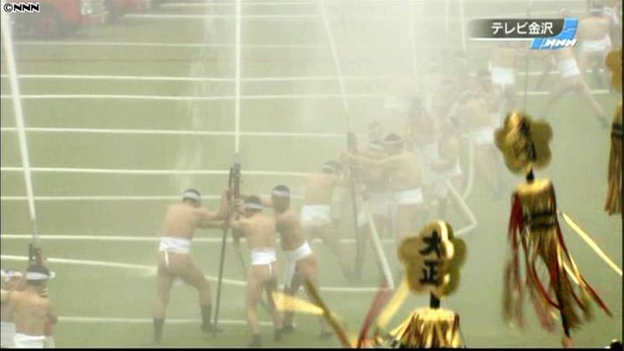 消防団員が「裸放水」で士気を高める　石川