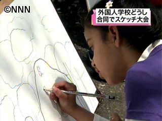 動物園で外国人学校の生徒がスケッチ大会