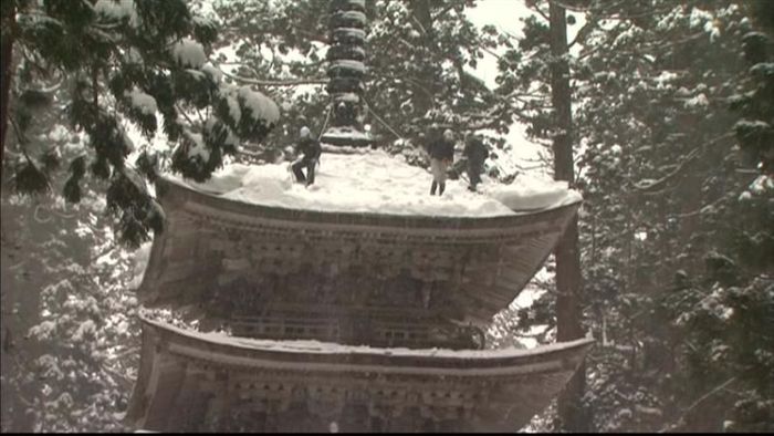 負担軽減…羽黒山五重塔、屋根の雪下ろし
