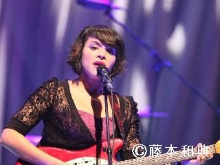 ノラ・ジョーンズ、限定900人に15曲「ショーは楽しい」