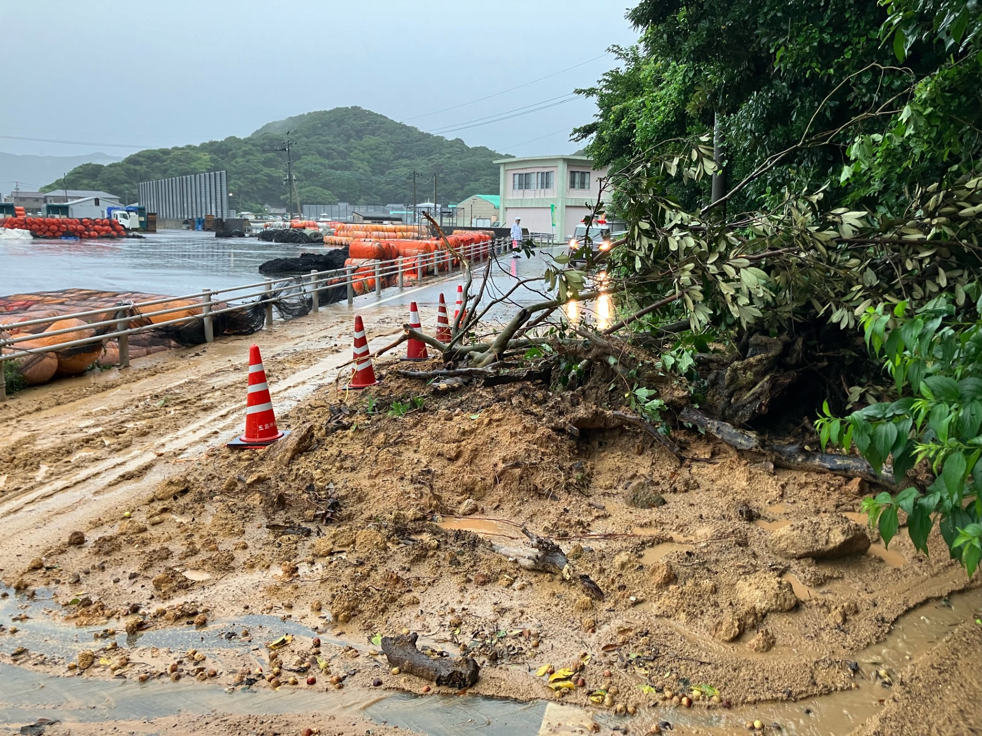五島市 山の斜面崩れ土砂が市道に流れ込む《長崎》（2024年7月13日掲載