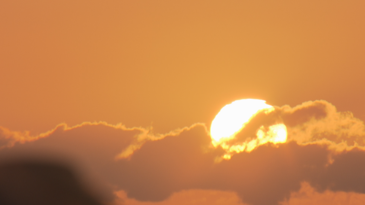 美しい初日の出を拝もうと稲佐山展望台に多数の人　気温は約７℃《長崎》