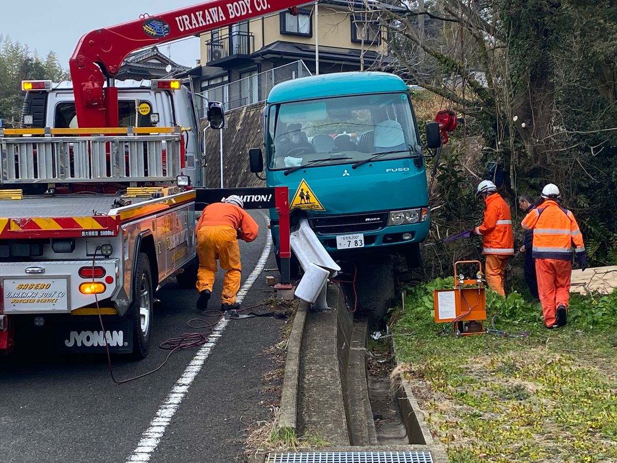 【速報】西海市で児童7人乗るスクールバスが事故 　命に別条なし　ガードレールに衝突《長崎》