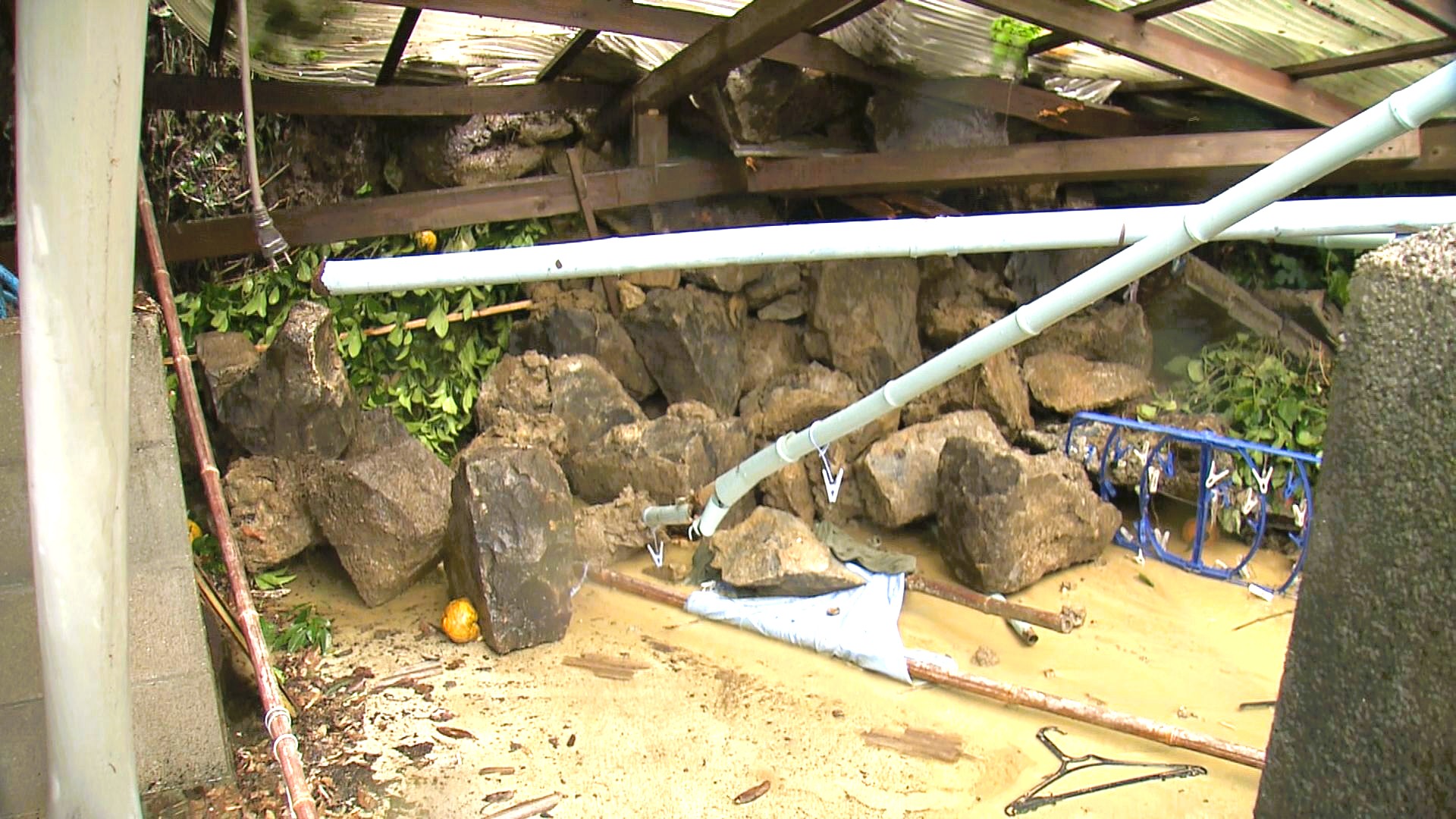 県道の陥没など「佐世保市で土砂災害相次ぐ」雨があがっても地盤の緩み