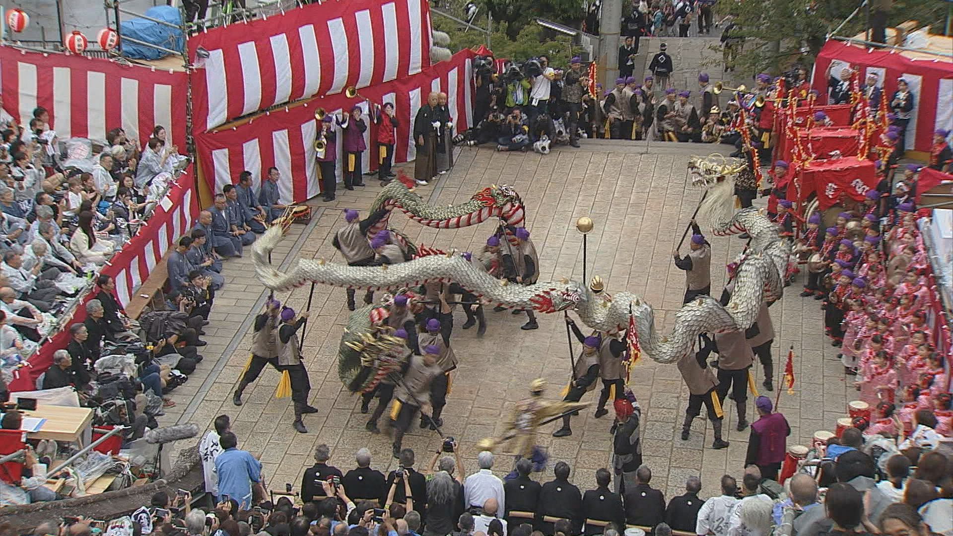 青龍と白龍が互いの胴をくぐりあう新技も「五嶋町・龍踊」辰年に