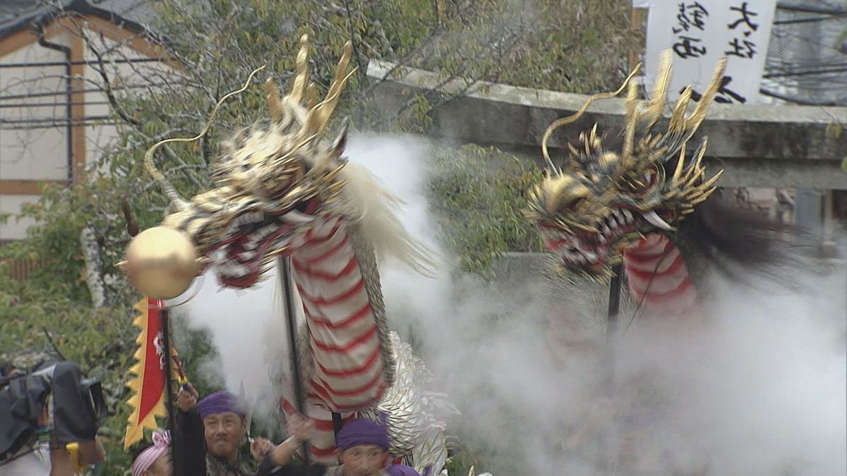 青龍と白龍が互いの胴をくぐりあう新技も「五嶋町・龍踊」辰年にふさわしい2体の乱舞《長崎》