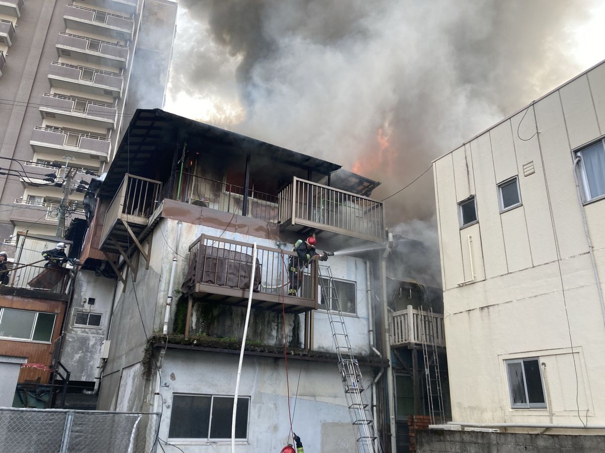 【速報】長崎市油屋町で建物火災　3人を病院搬送《長崎》