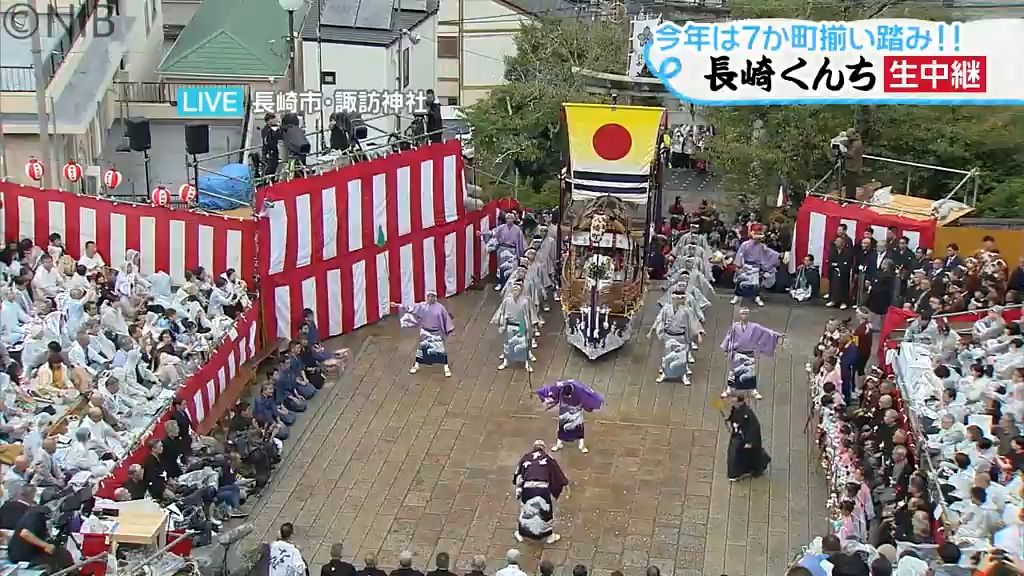 諏訪の杜に “白い鳩“ 舞う　八幡町「弓矢矢八幡祝い船」長崎くんち諏訪神社で奉納《長崎》