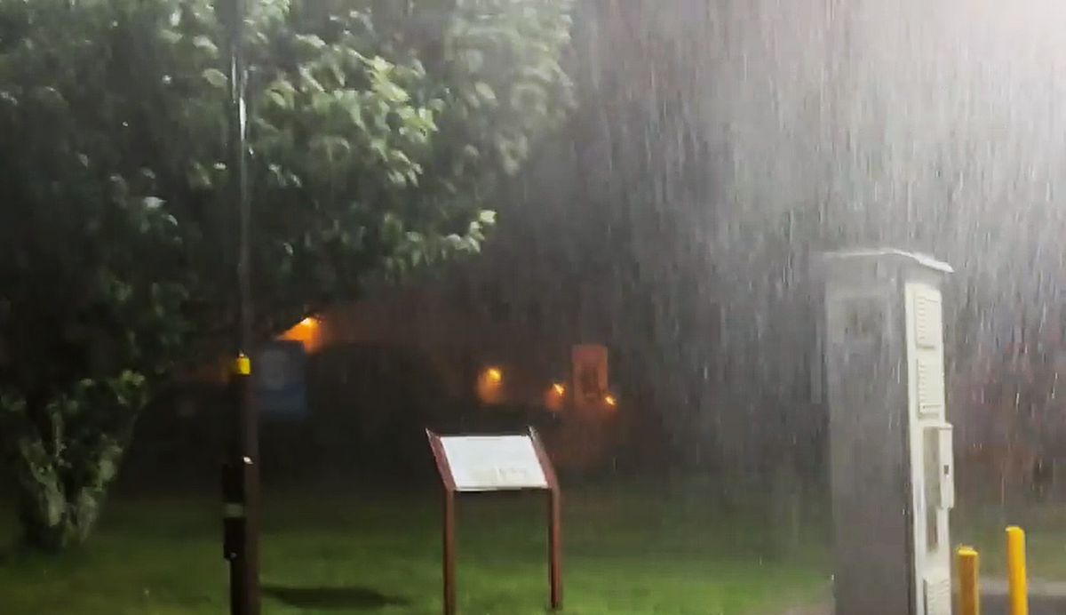 雨上がり MDAwMDA1OTgzNw_MC4xODY1MDkwMCA