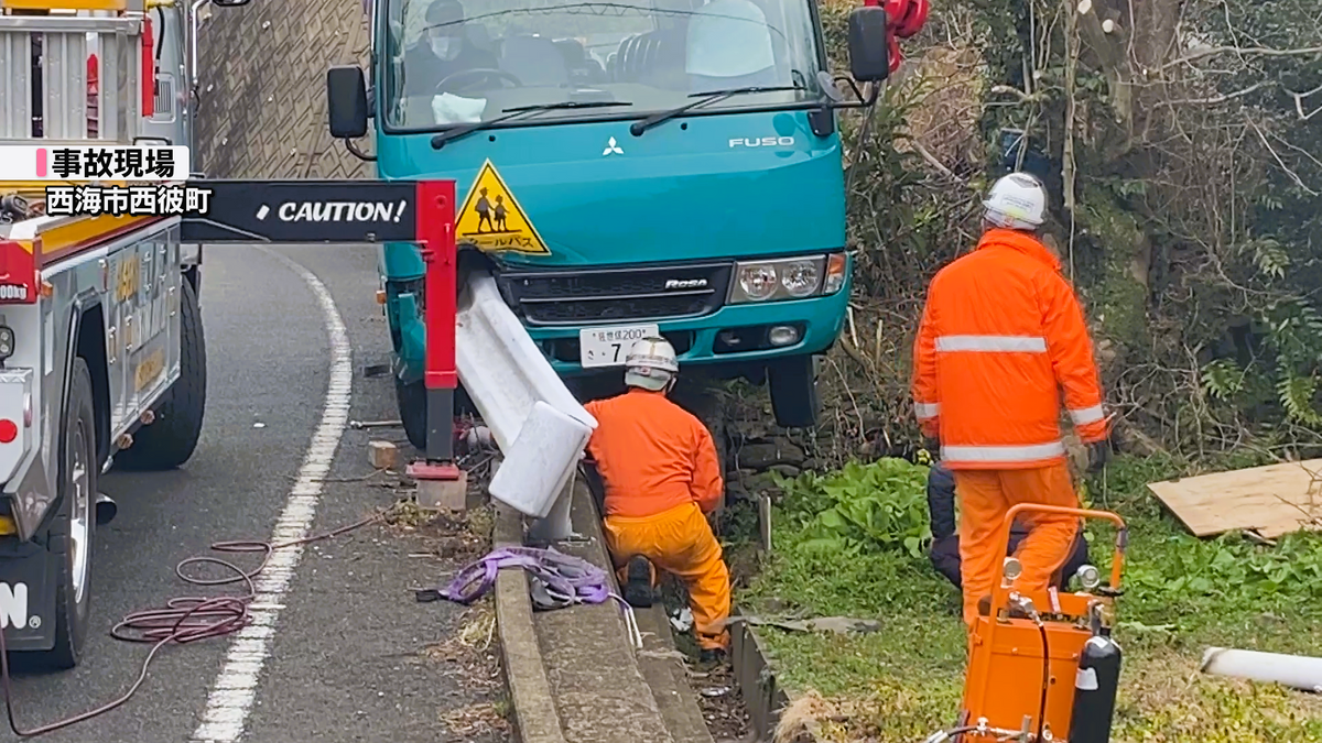 西海市所有のスクールバスが道路脇ガードレールに衝突　児童7人と運転手は命に別条なし《長崎》