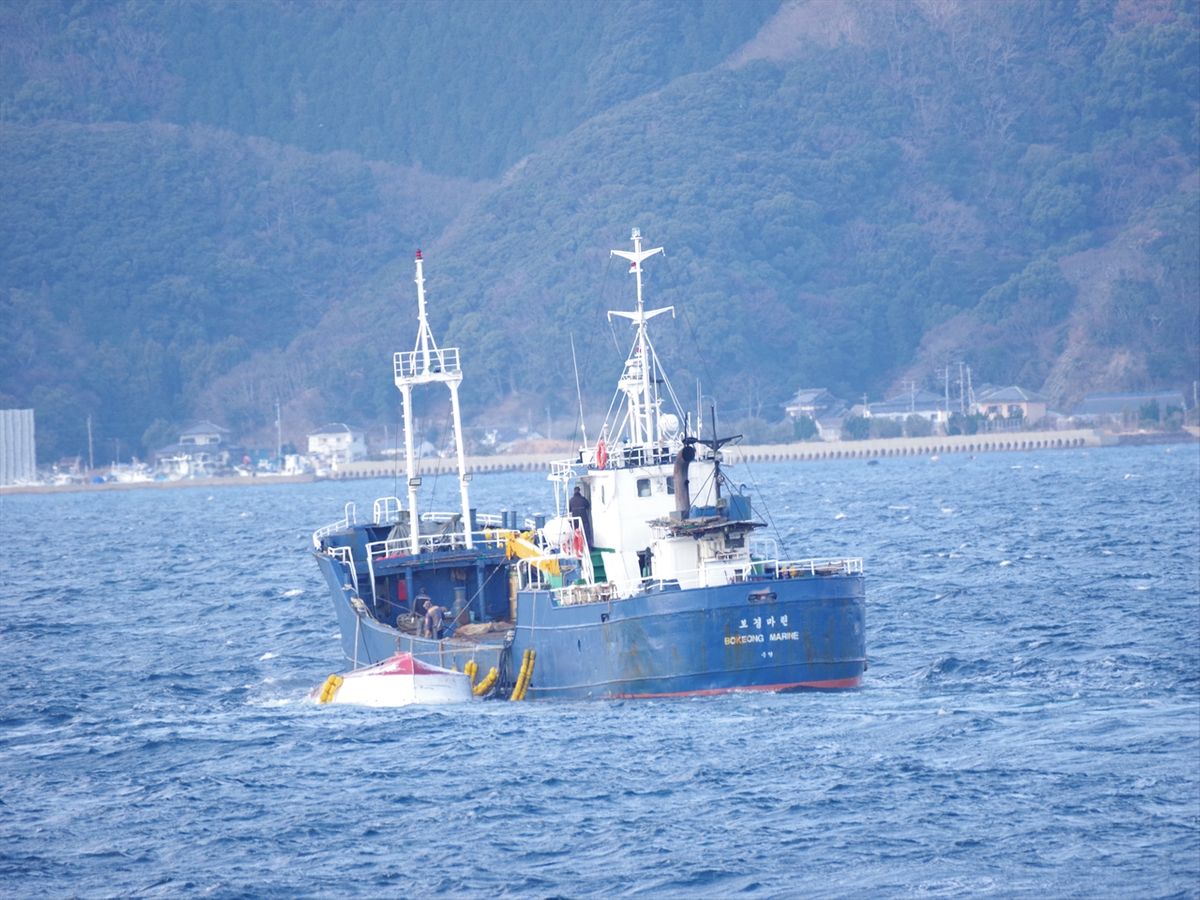 対馬・浅茅湾で地元の漁船と韓国籍の鮮魚運搬船が衝突 漁船が転覆し船長が海に投げ出されるも…救助《長崎》