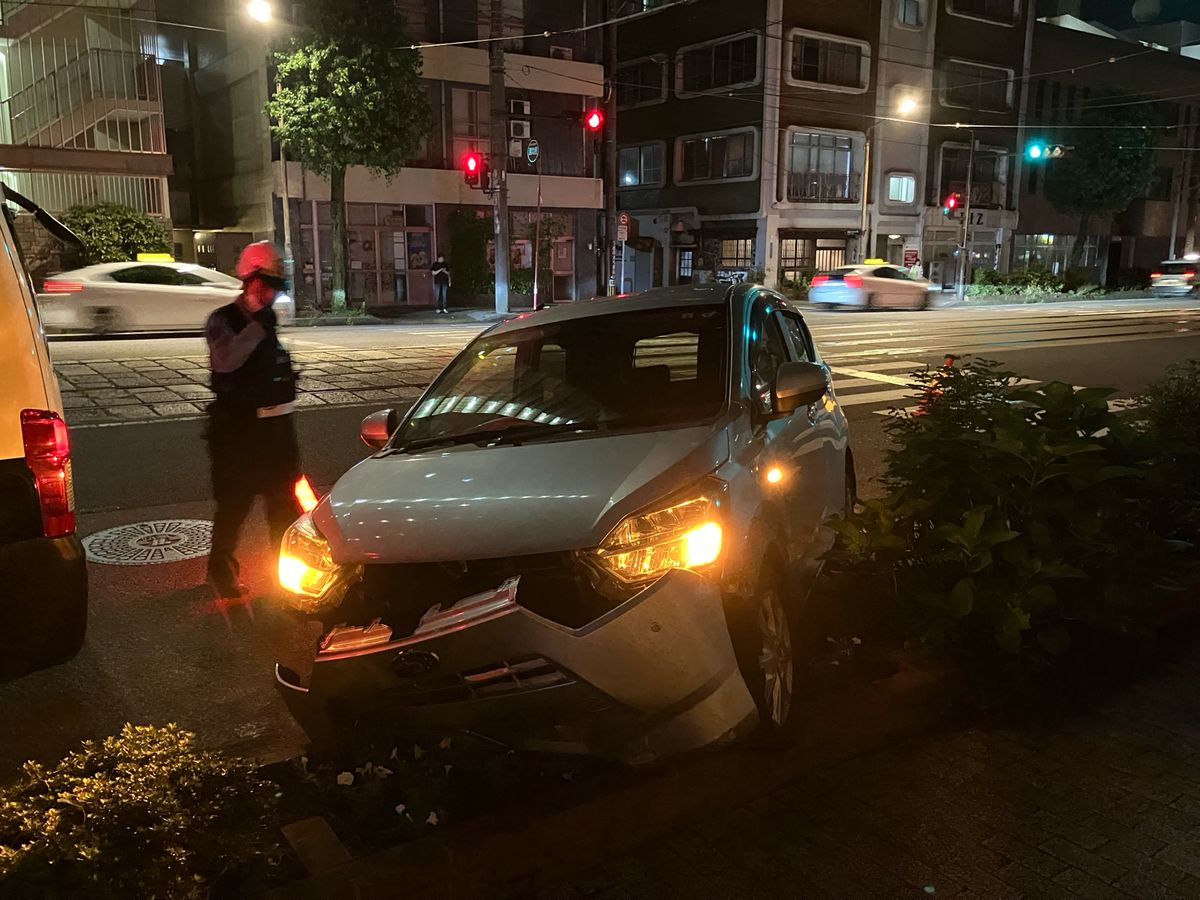 【速報】長崎市で車が歩行者をはねる事故 歩道植え込みに車が乗りあげる《長崎》
