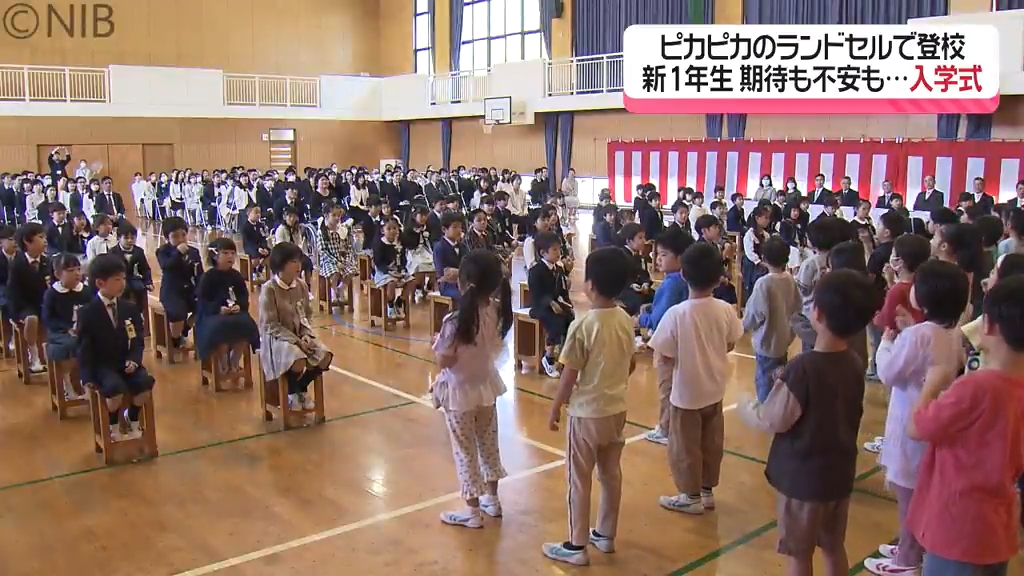 友だちできた”と満面の笑み「新一年生」ピカピカのランドセルで小学校