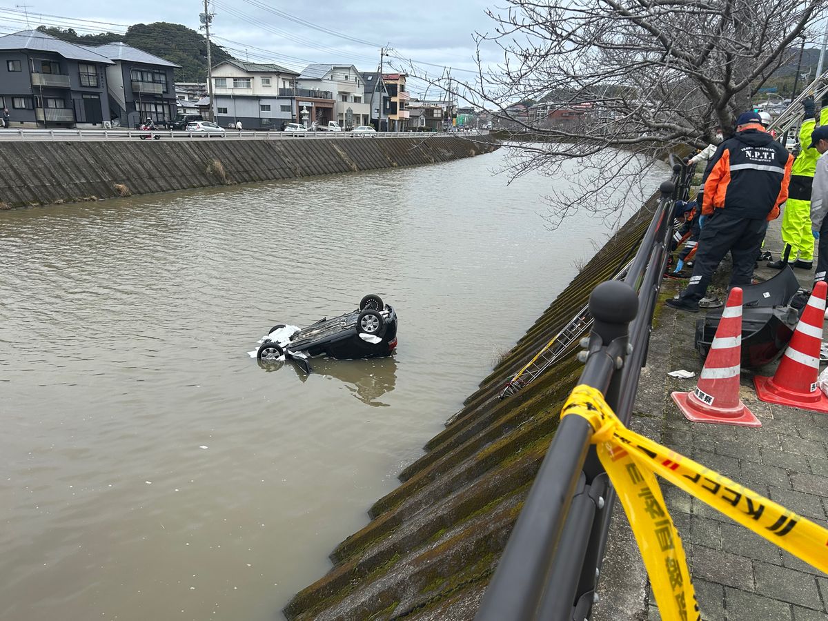 【速報】長与町の川に車が転落 運転の70代女性を搬送 《長崎》