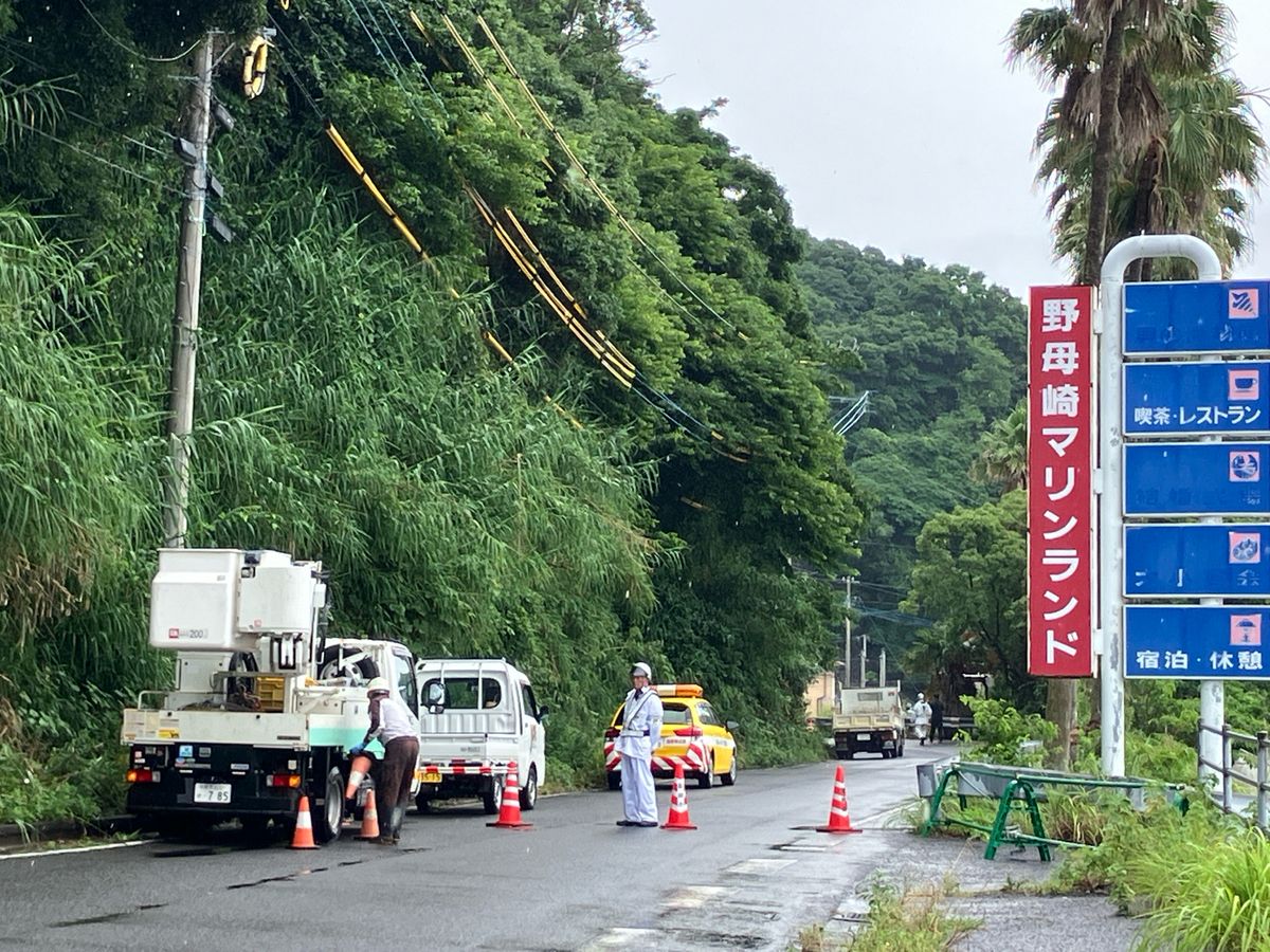 【続報】長崎市脇岬町で高さ15m、幅5mにわたり「がけ崩れ」　県道が全面通行止めに