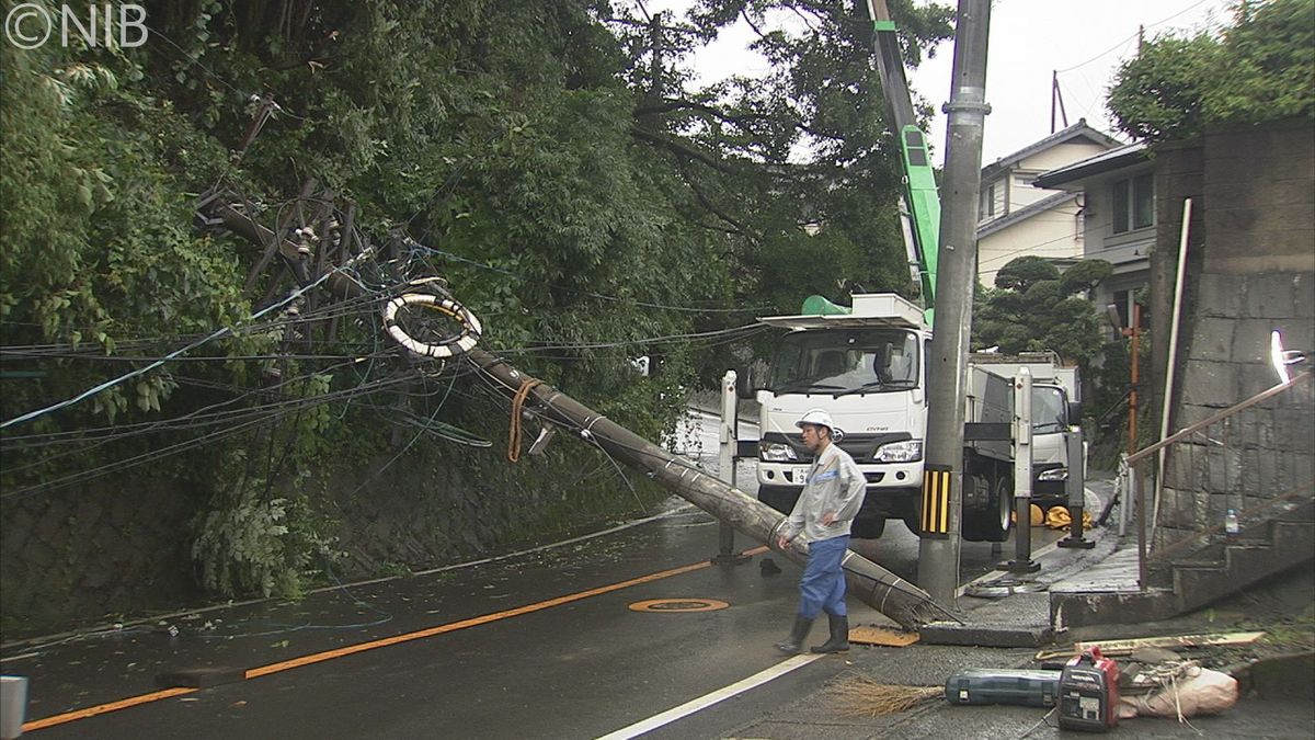 長崎市で電柱倒れ市道塞ぐ 撤去作業のため市道の一部が全面通行止め《長崎》