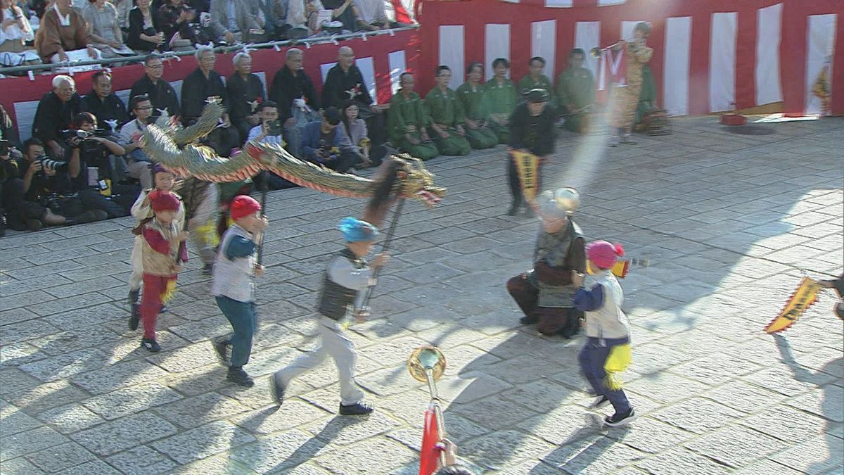 【長崎くんち】 「諏訪町・龍踊」3世代4匹の龍 優雅で勇壮に美しく踊馬場で舞う《長崎》(2025年10月7日掲載)|NIB NEWS NNN