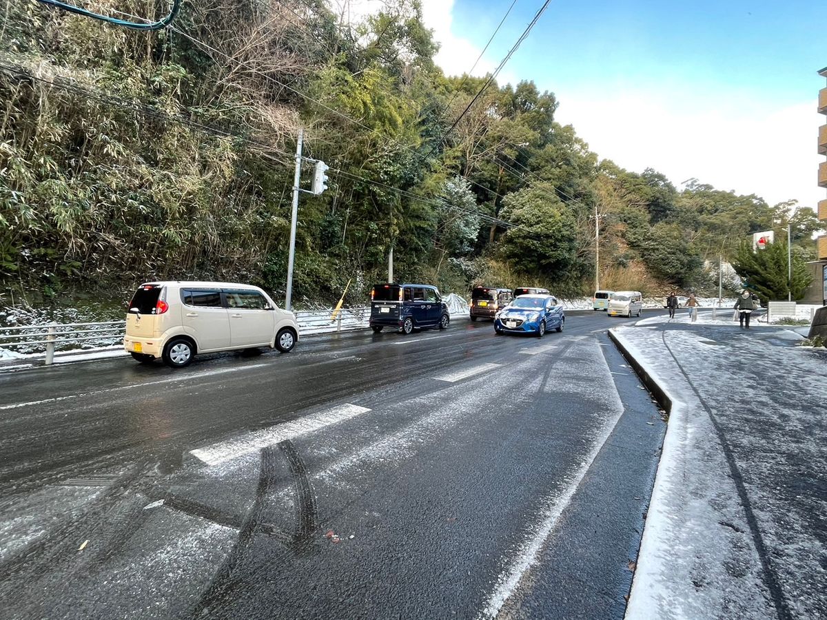 坂道で車数十台が立ち往生　雪の影響で…長崎市岩見町《長崎》