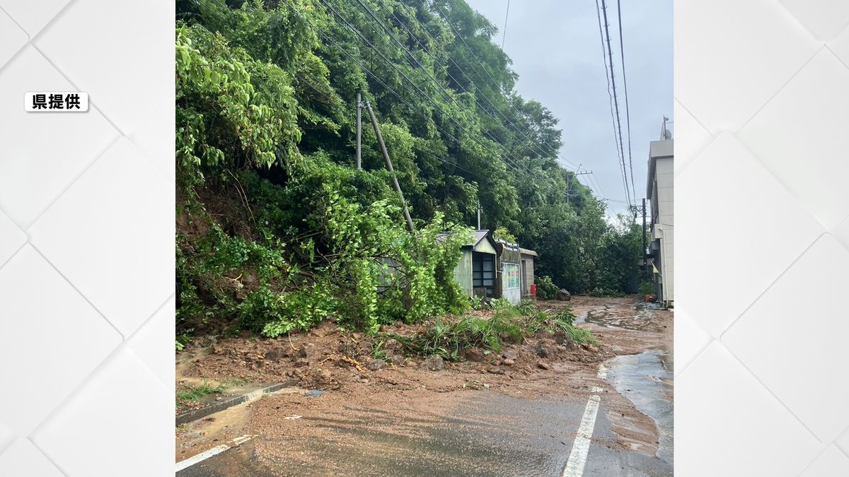 雲仙市小浜町の県道で土砂崩れ「全面通行止め」土砂の一部が住宅敷地に流れ込む《長崎》