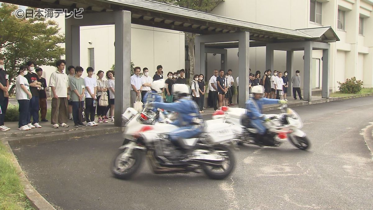 警察官の仕事ってどんなもの？　オープンポリスで警察官の仕事をより身近に　高校生などが白バイ隊員による走行演技などを見学　島根県松江市