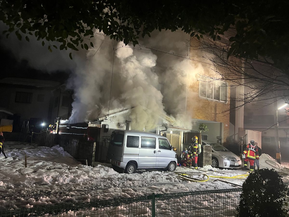 【続報】鳥取市で住宅火災 高齢の女性と連絡取れず 発生から約3時間半 消火活動続く 鳥取県